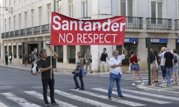 Los trabajadores y trabajadoras del Banco Santander Portugal y BCP salen a la calle en defensa de sus empleos