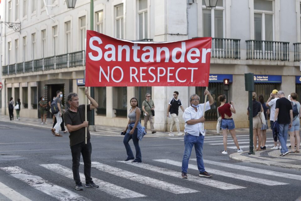 Los trabajadores y trabajadoras del Banco Santander Portugal y BCP salen a la calle en defensa de sus empleos